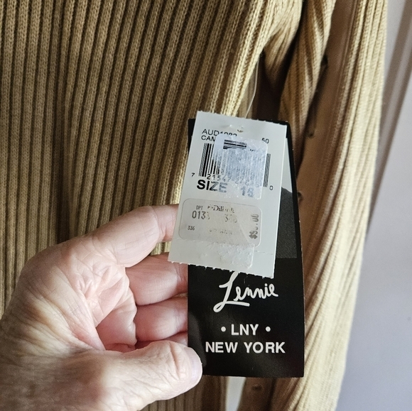 Vintage Lennie LNY tan turrtle neck sweater. - Picture 5 of 6